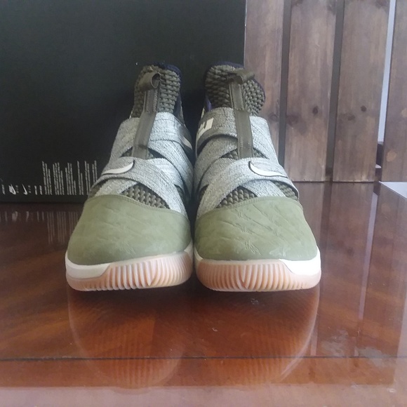 Nike LeBron James Shoes NEW - Picture 5 of 8